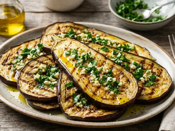 Rodajas de berenjena a la plancha doradas con ajo, perejil y aceite de oliva